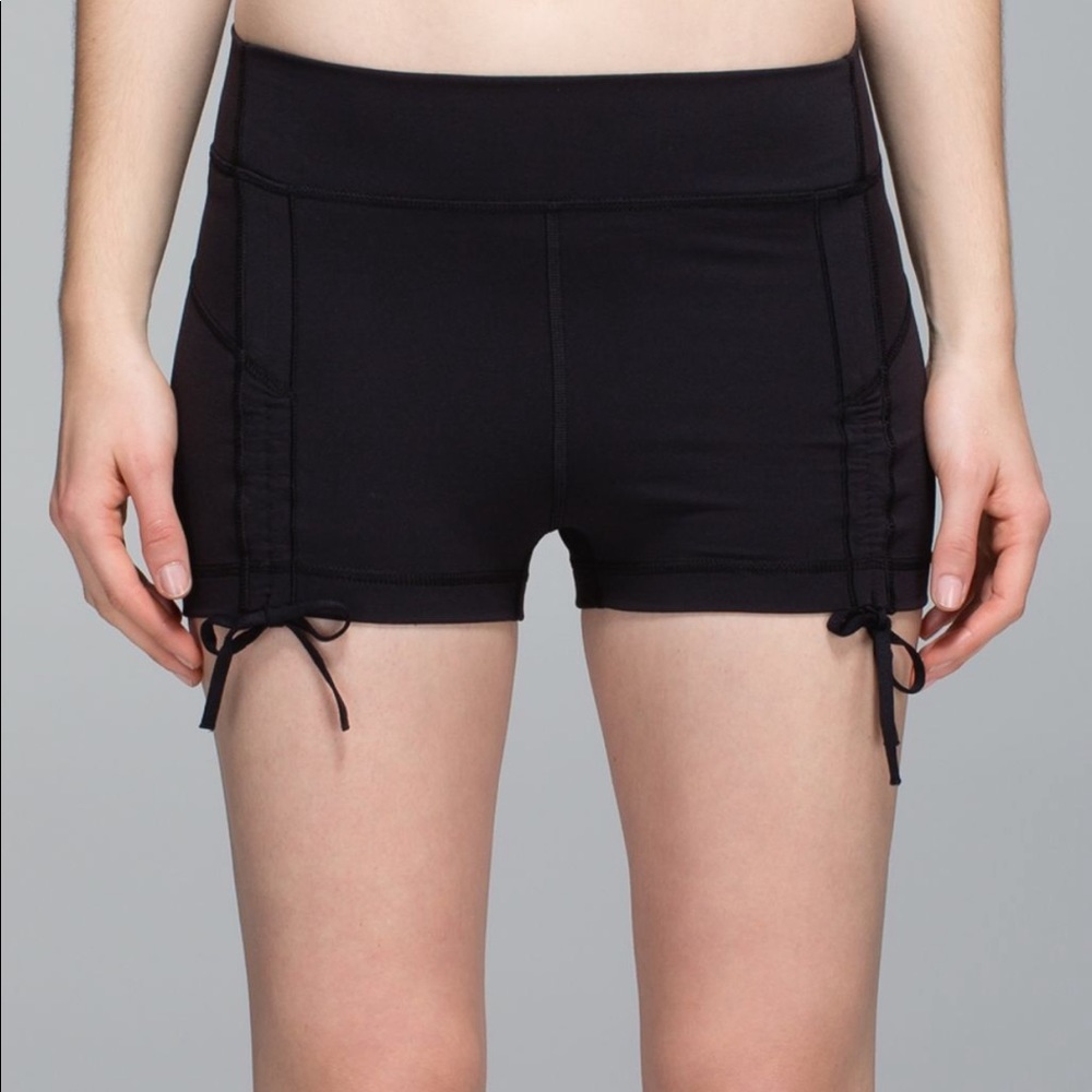🍋 Lululemon Black Shorts